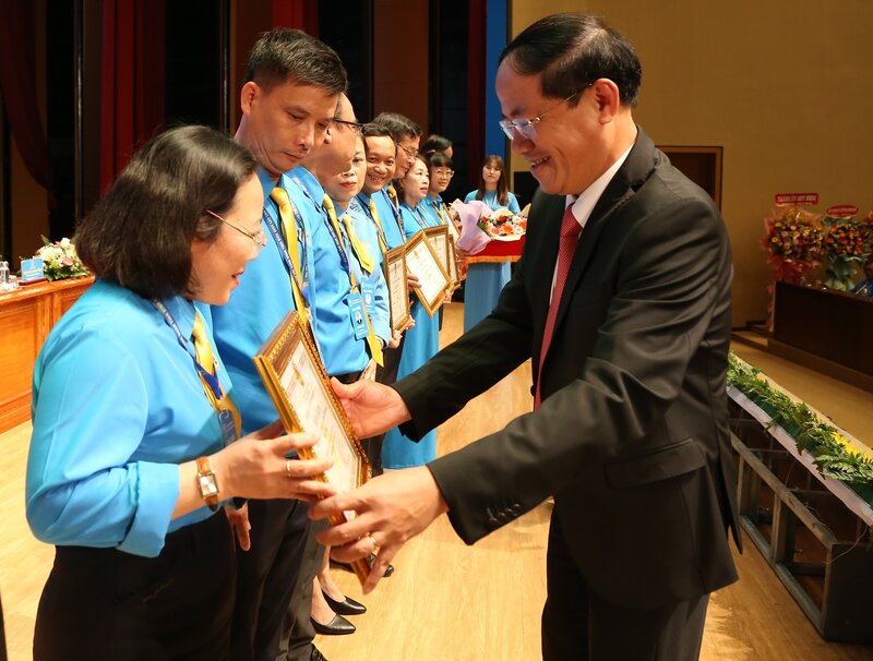 Ông Phạm Anh Tuấn tặng hoa cho các điển hình thi đua xuất sắc, giai đoạn 2018 - 2022. Ảnh: Viên Nguyễn.