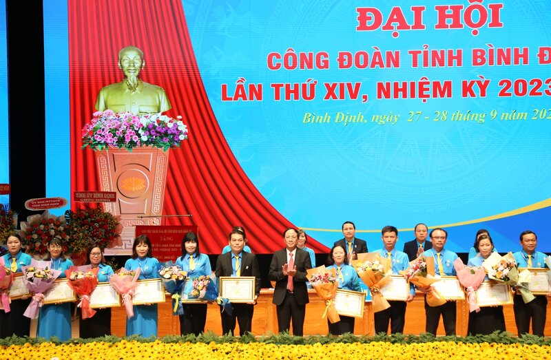 Đợt này, có 20 tập thể, cá nhân được Chủ tịch UBND tỉnh tặng bằng khen. Ảnh: Viên Nguyễn.