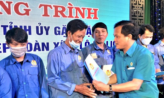 Đồng chí Lê Minh Nhân - Tỉnh ủy viên, Chủ tịch LĐLĐ Thừa Thiên Huế trao quà cho đoàn viên, người lao động có hoàn cảnh khó khăn. Ảnh: PHÚC ĐẠT