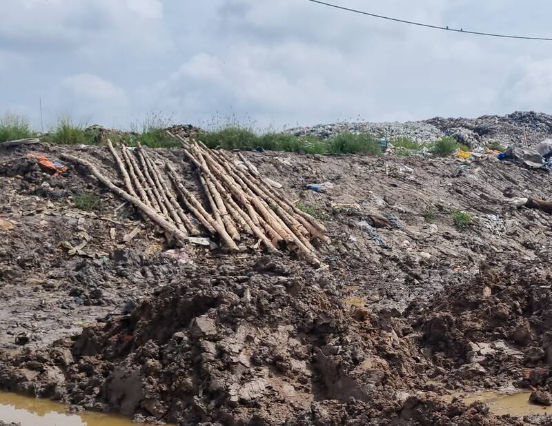 Một đoạn đê bao điểm chôn lấp rác tại bãi rác Hòa Phú dài khoảng bị vỡ, tràn nước rác ra môi trường ảnh hưởng đến hàng chục hộ dân quanh đây. Ảnh: Hoàng Lộc. 