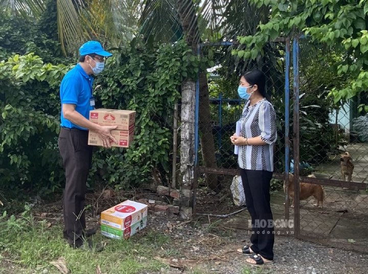 Công đoàn ngành giáo dục tỉnh Tiền Giang trao nhu yếu phẩm thiết yếu cho đoàn viên Công đoàn, người lao động đang công tác trong ngành giáo dục thời điểm dịch COVID-19 bùng phát lần thứ 4. Ảnh: Thành Nhân