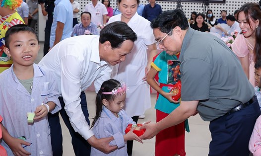 Thủ tướng động viên, chung vui Tết Trung thu với các bệnh nhi tại Viện Huyết học - Truyền máu Trung ương. Ảnh: VGP