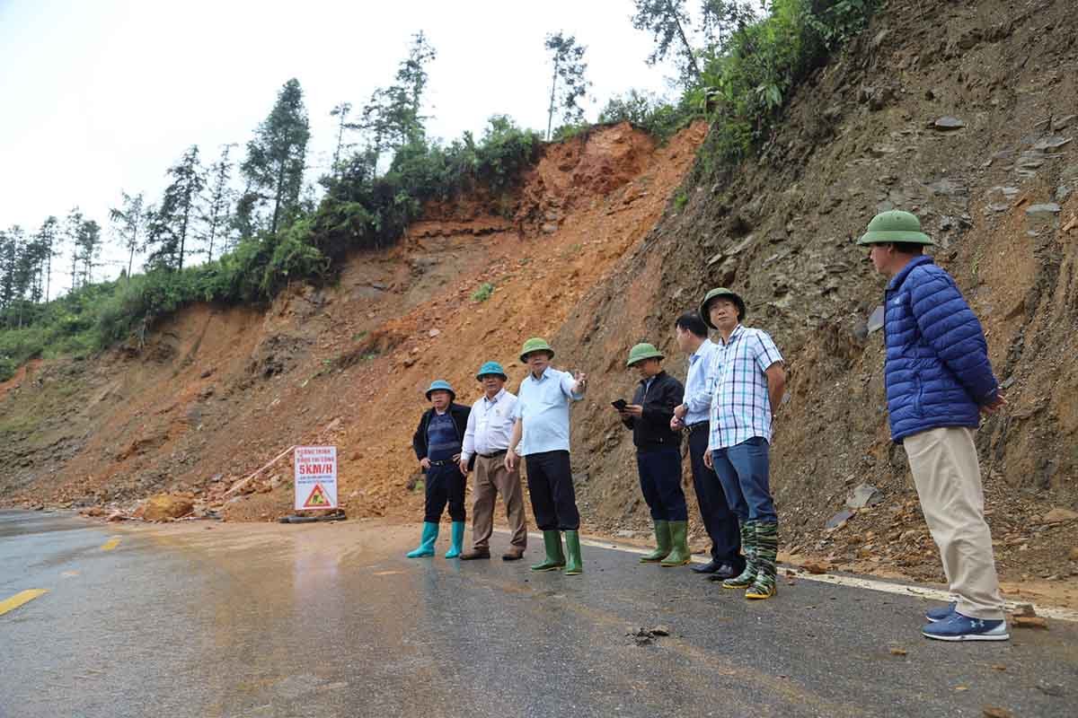 Bí thư Thị ủy Sa Pa Phan Đăng Toàn (thứ 3 từ trái sang) kiểm tra các điểm sạt lở trên địa bàn. Ảnh: Truyền hình Sa Pa.