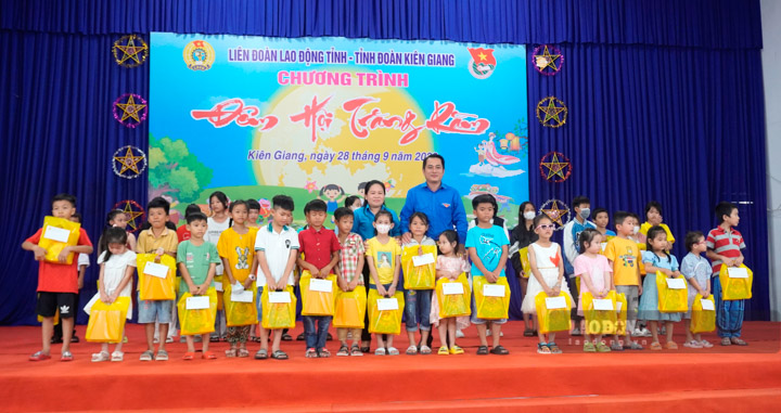 200 thiếu nhi có hoàn cảnh khó khăn nhận quà trung thu. Ảnh: Nguyên Anh