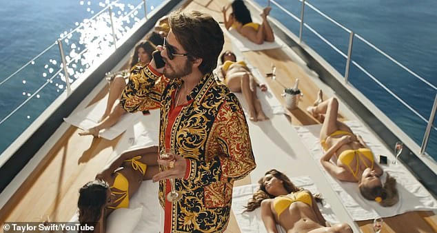 A scene in Taylor Swift's MV is said to criticize the lavish party with alcohol and hot girls organized by Leonardo DiCaprio every year. Screenshots