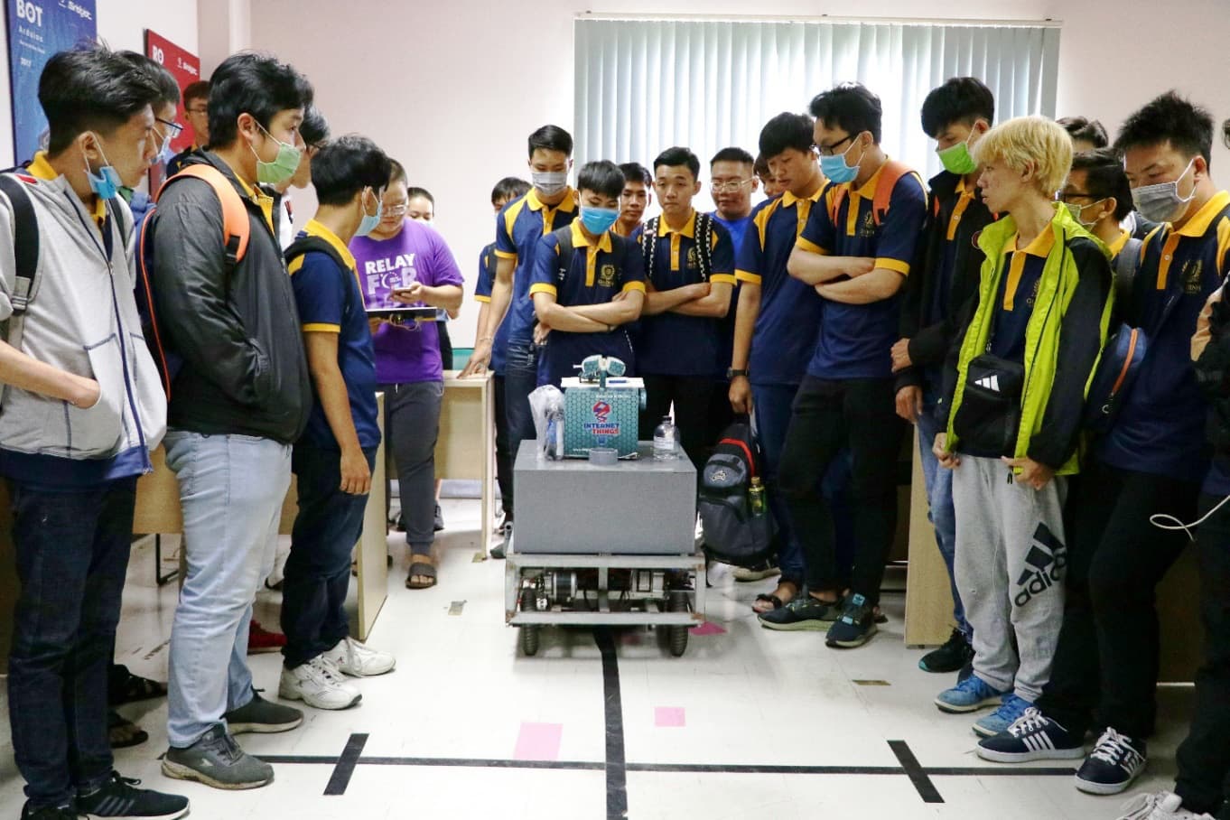 Sinh viên GDU trải nghiệm với mô hình sáng tạo Robot. Ảnh: GDU