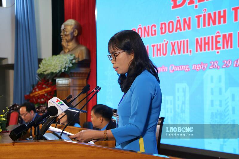Bà Nguyễn Thị Thu Thủy - Chủ tịch LĐLĐ tỉnh Tuyên Quang phát biểu tại Đại hội. Ảnh: Lam Thanh