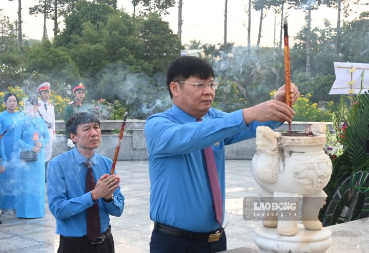 Ông Phan Văn Anh - Phó Chủ tịch Tổng LĐLĐ Việt Nam thắp nén hương thơm để thành kính công lao các anh hùng liệt sĩ. Ảnh: Thành Nhân