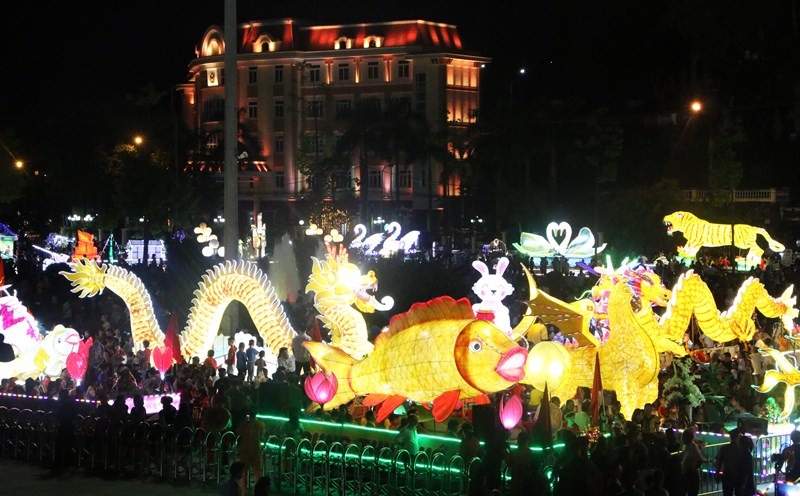 Những mô hình đèn Trung thu khổng lồ xuất hiện trên các con phố ở TP Tuyên Quang từ giữa tháng 7 Âm lịch. Ảnh: Nguyễn Tùng