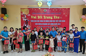 Công đoàn ngành Xây dựng Hà Nội tổ chức Trung thu sớm cho con đoàn viên, người lao động của ngành có hoàn cảnh đặc biệt khó khăn tại Vườn thú Thủ Lệ. Ảnh: Minh Trang