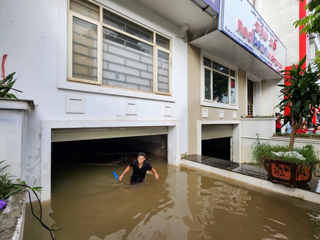 Sau mưa lớn, người dân ở biệt thự, nhà liền kề ngụp lặn dưới hầm vớt đồ