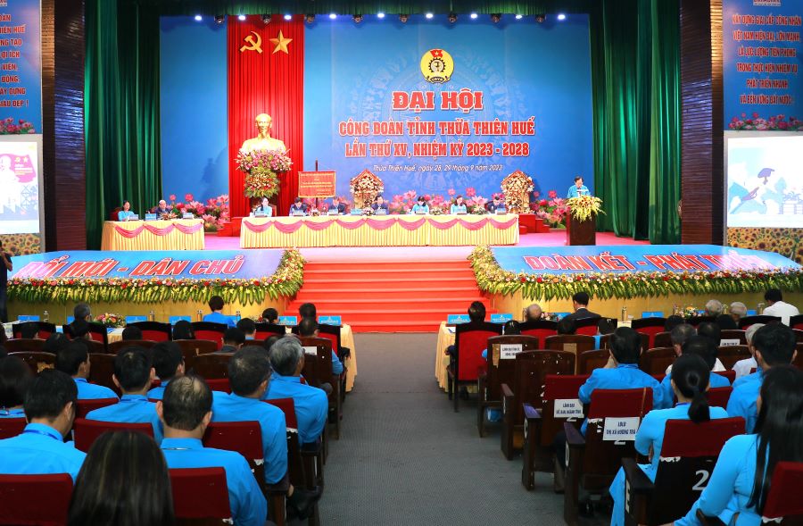 Tại Đại hội Công đoàn tỉnh Thừa Thiên Huế lần thứ XV không nhận hoa chúc mừng, thay vào đó sẽ nhận hiện kim để xây Nhà Mái ấm Công đoàn cho người lao động. Ảnh: Hưng Thơ.