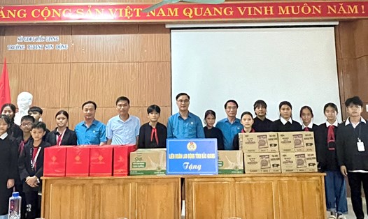 Lãnh đạo Liên đoàn Lao động tỉnh Bắc Giang trao tặng quà cho học sinh Trường Phổ thông dân tộc nội trú huyện Sơn Động. Ảnh: Nguyễn Thị Mơ 