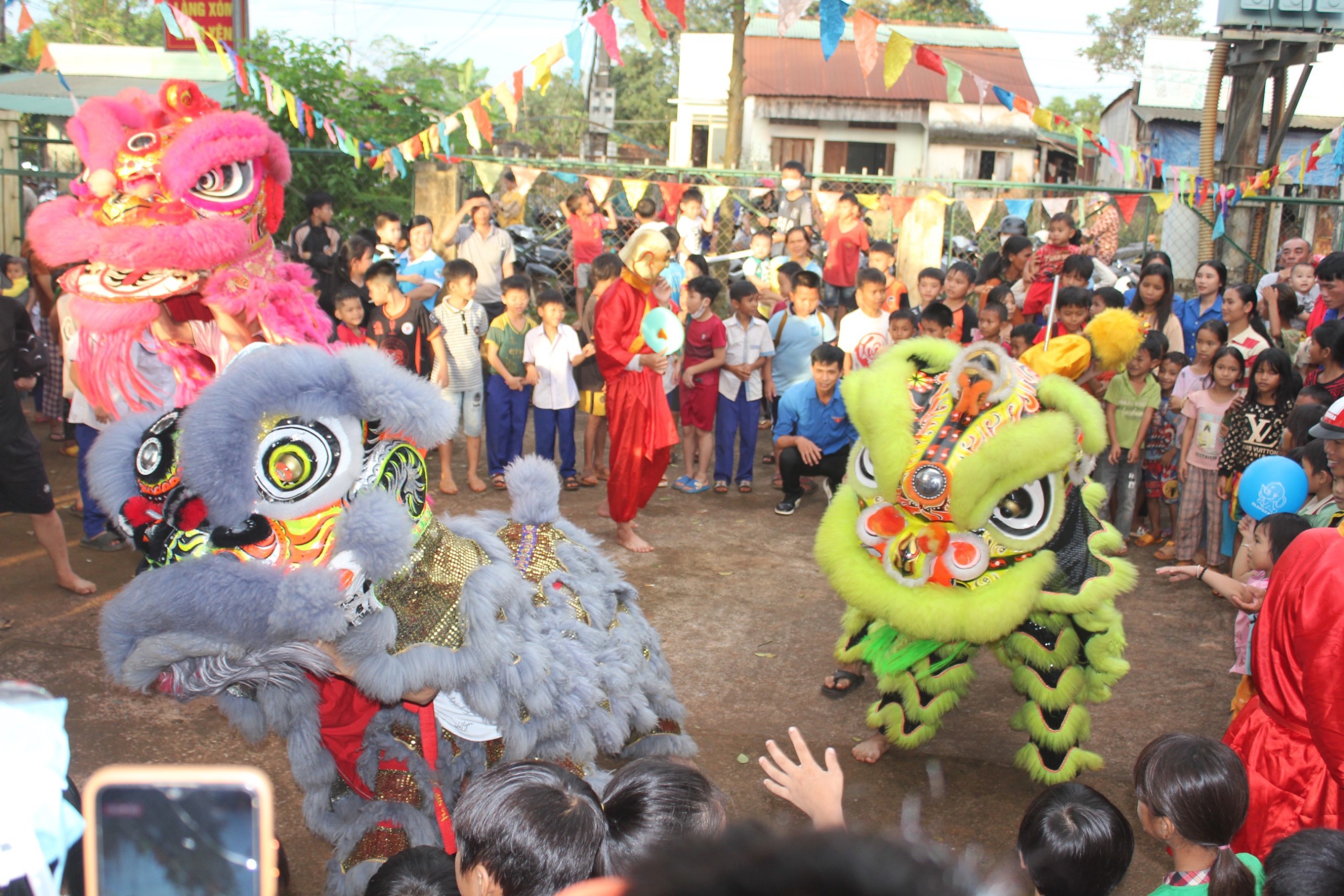Trẻ em vùng khó khăn, biên giới vui vẻ trong Tết Trung thu do Binh đoàn 15 tổ chức. Ảnh: Thanh Tuấn 