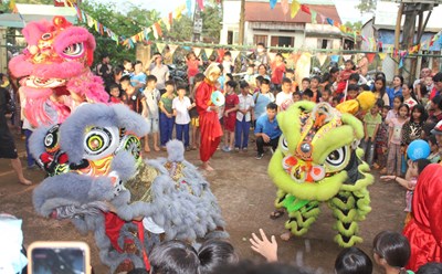 Trẻ em vùng khó khăn, biên giới vui vẻ trong Tết Trung thu do Binh đoàn 15 tổ chức. Ảnh: Thanh Tuấn