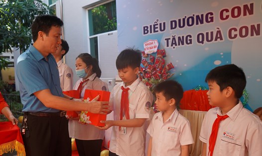 Lãnh đạo Liên đoàn Lao động quận Hồng Bàng tặng quà trung thu cho con CNVCLĐ. Ảnh: Mai Dung