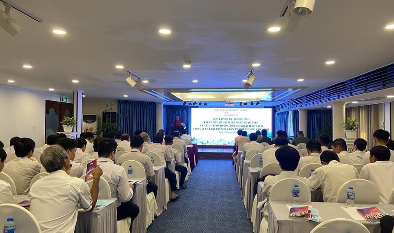 Lần đầu tiên ngành du lịch TPHCM tổ chức lớp bồi dưỡng kiến thức du lịch cho lái xe taxi. Ảnh: BTC