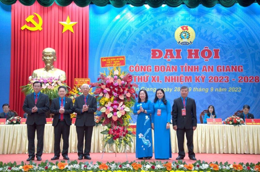 Phó Chủ tịch Tổng LĐLĐ Việt Nam Thái Thu Xương tặng lẵng hoa và chúc Đại hội Công đoàn tỉnh An Giang thành công. Ảnh: Phong Linh
