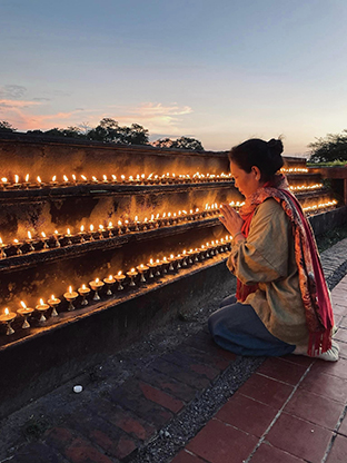 Bà Tuyết Hoa thắp nến cầu nguyện ở Nepal vào 7h tối. Ảnh: Nhân vật cung cấp
