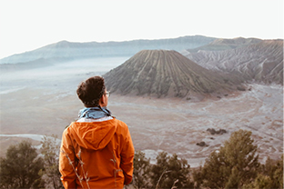 Núi Bromo đang hoạt động. Đỉnh núi cao 2.329m này là một phần của dãy núi Tengger, Đông Java, Indonesia. 