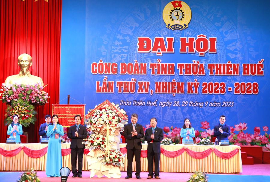 Lẵng hoa duy nhất của Tổng LĐLĐ Việt Nam gửi đến Đại hội Công đoàn tỉnh Thừa Thiên Huế lần thứ XV . Ảnh: Hưng Thơ.