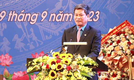 Ông Huỳnh Thanh Xuân - Phó Chủ tịch Tổng Liên đoàn Lao động Việt Nam phát biểu chỉ đạo tại đại hội. Ảnh: Hưng Thơ