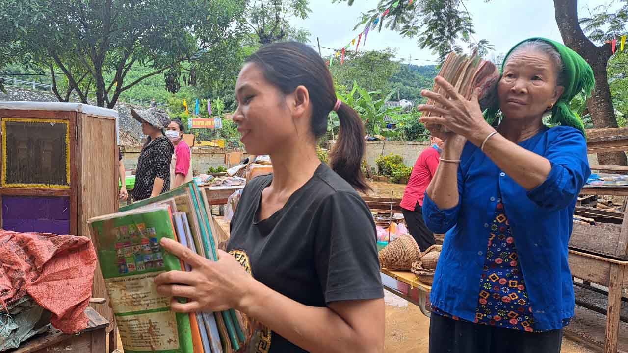 Hàng nghìn hộ dân bị ngập sâu, sách vở bị ướt, đồ dùng học tập trôi dạt, nhiều học sinh vất vả để khắc phục. Ảnh: Quang Đại