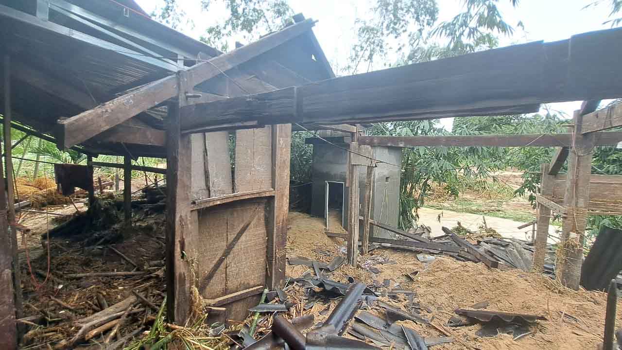 Theo thống kê, toàn huyện Quỳ Châu có hơn 1.200 nhà dân bị ngập. Nhiều căn nhà tan hoang sau khi lũ rút. Ảnh: Quang Đại