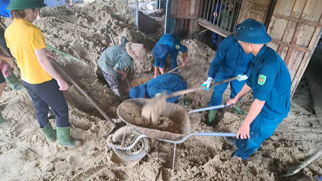 Lực lượng chức năng trên địa bàn huyện Quỳ Châu được huy động tối đa để hỗ trợ người dân khắc phục hậu quả mưa lũ, ổn định cuộc sống. Ảnh: Quang Đại