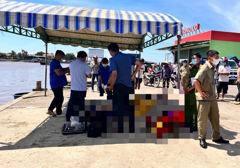 Lực lượng chức năng khám nghiệm tử thi tại cảng Phan Thiết. Ảnh: Duy Tuấn