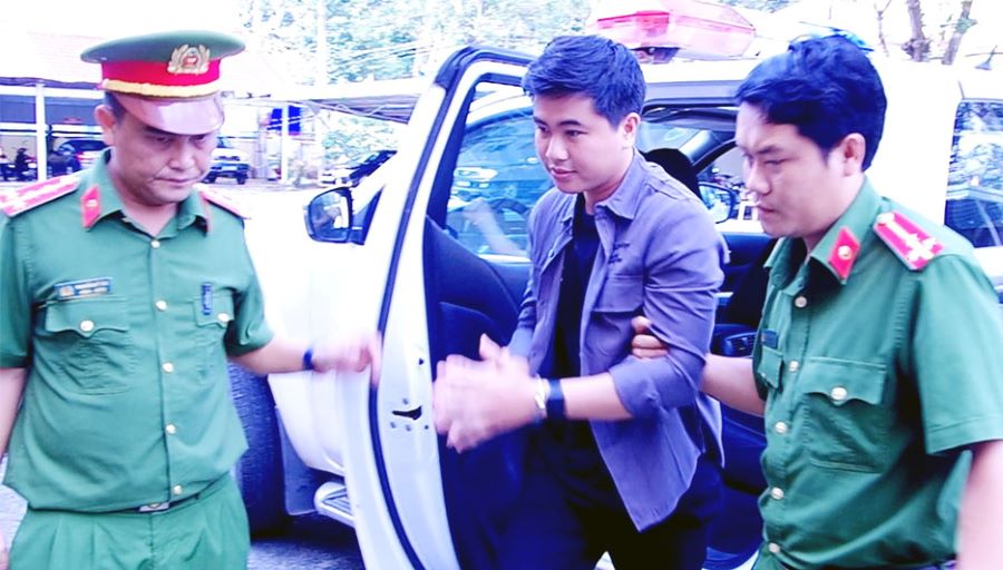 Công an tỉnh An Giang bắt Nguyễn Hữu Thái về hành vi tạo tài khoản ảo chiếm đoạt tiền. Ảnh: Vũ Tiến