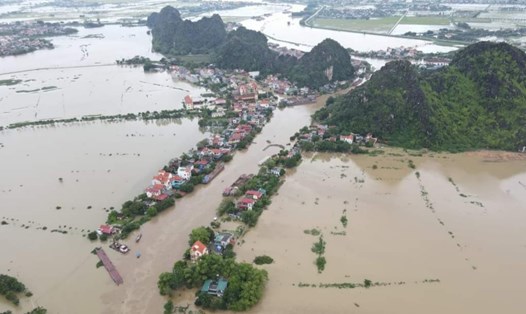 Mư lớn khiến hàng trăm nhà dân tại thôn Kênh Gà, (huyện Gia Viễn, Ninh Bình) bị ngập. Ảnh: Diệu Anh