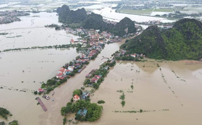 Mưa lớn khiến nhiều nhà dân và gần 200ha hoa màu tại Ninh Bình bị ngập