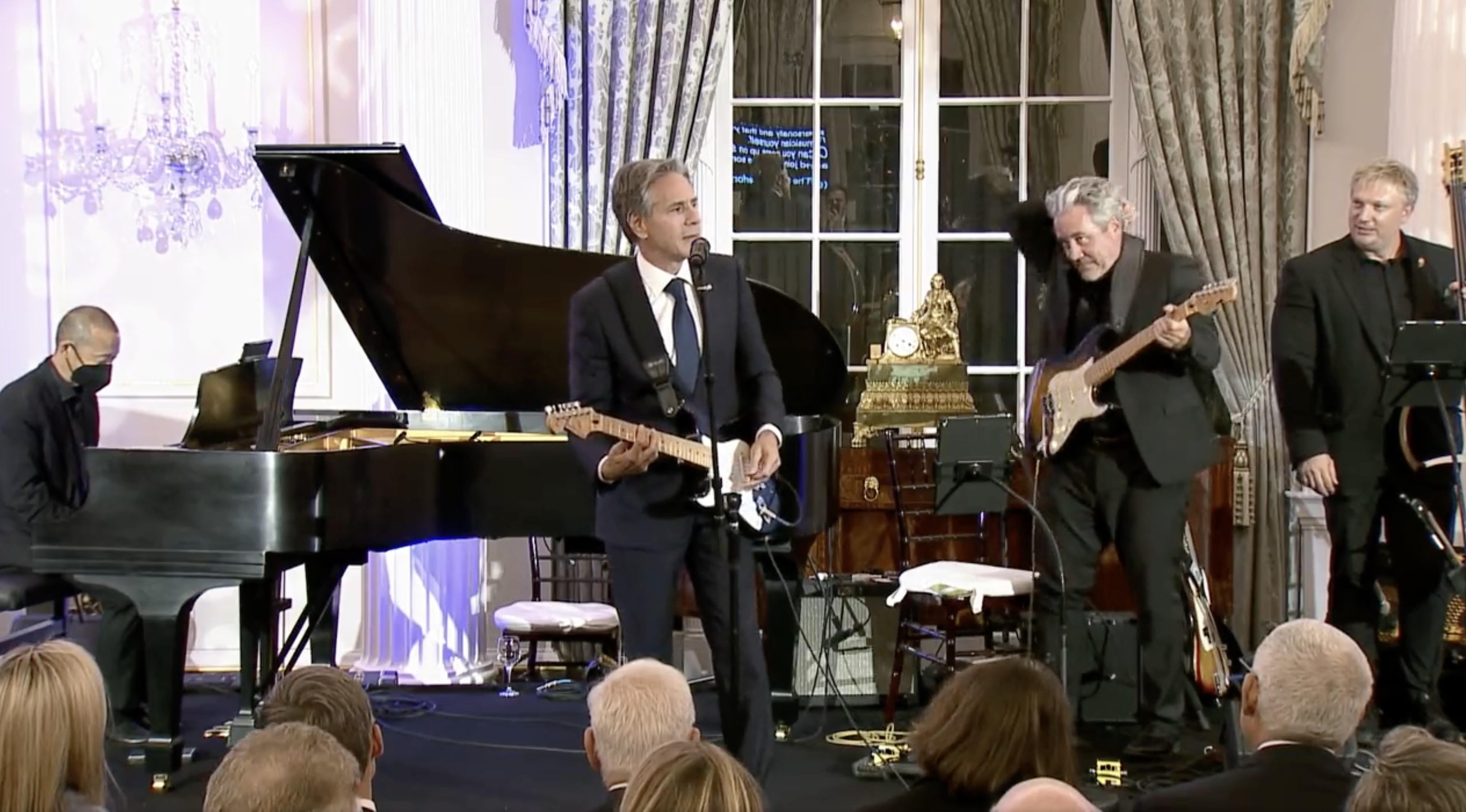 Ngoại trưởng Mỹ ôm guitar điện hát nhạc Blues