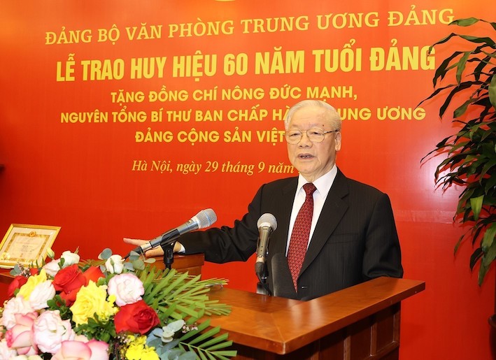 Tổng Bí thư Nguyễn Phú Trọng chúc mừng nguyên Tổng Bí thư Nông Đức Mạnh. Ảnh: Trí Dũng