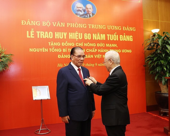 Tổng Bí thư Nguyễn Phú Trọng trao Huy hiệu 60 năm tuổi Đảng cho nguyên Tổng Bí thư Nông Đức Mạnh. Ảnh: Trí Dũng 