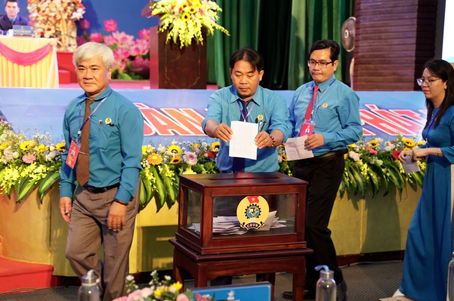 Đại biểu bỏ phiếu bầu Ban chấp hành LĐLĐ tỉnh Thừa Thiên - Huế khóa XV. Ảnh: Hưng Thơ.