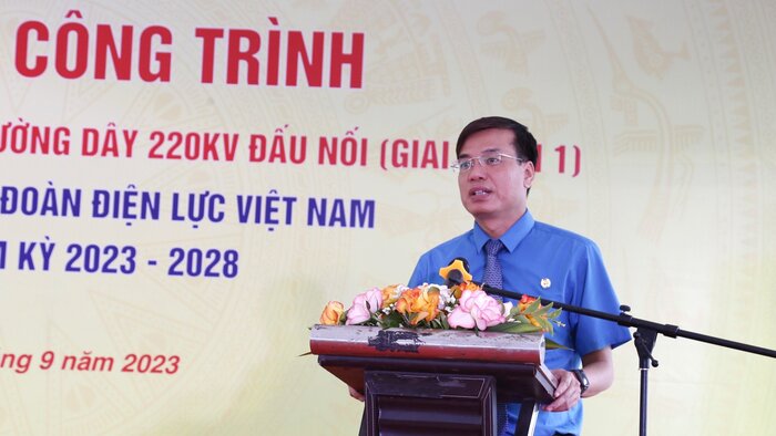 Ông Uông Quang Huy - Phó Chủ tịch Công đoàn Điện lực Việt Nam phát biểu tại buổi lễ. Ảnh: Đắc Cường