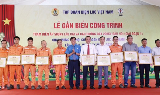 Ông Uông Quang Huy - Phó Chủ tịch Công đoàn Điện lực Việt Nam tặng bằng khen cho đại diện các đơn vị và người lao động. Ảnh: Đắc Cường