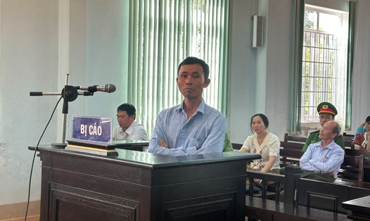 Bị cáo Trần Văn Tiến, người bị truy tố ra tòa án chỉ vì lấy khúc gỗ muồng trị giá 2,6 triệu đồng, trong phiên tòa sơ phẩm ngày 29.9. Ảnh: Bảo Trung