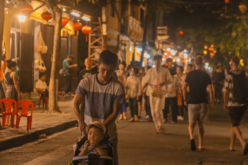 Anh Đoàn Xuân Sơn, du khách Đà Nẵng cho biết:  “Mỗi dịp Tết Trung thu hay có lễ hội lớn mình đều vào Hội An để chụp ảnh và lưu lại những khoảnh khắc đẹp của Hội An.”