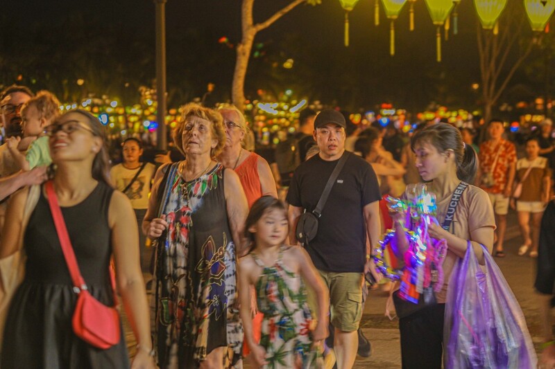 Tại nhiều tuyến phố cổ Hội An như đường Nguyễn Phúc Chu, Trần Phú, Bạch Đằng và di tích Chùa Cầu đông kín khách tham quan đến tham quan, chụp ảnh.
