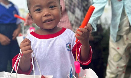 Các em thiếu nhi nhận quà Trung thu của Công an tỉnh. Ảnh: Công an Kiên Giang