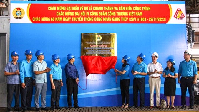 Lễ gắn biển công trình chào mừng Đại hội Công đoàn Công Thương Việt Nam lần thứ IV tại Công ty CP Gang thép Thái Nguyên. Ảnh: CĐCTVN