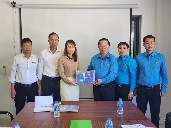 Lãnh đạo Công đoàn Công Thương Việt Nam tặng sách về pháp luật lao động cho công đoàn cơ sở. Ảnh: CĐCTVN