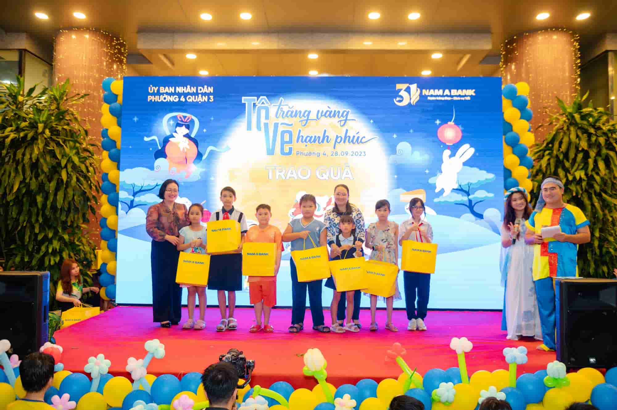 Những phần quà, học bổng từ Nam A Bank hy vọng sẽ tiếp thêm động lực học tập cho các em. Ảnh: Nguyễn Vinh