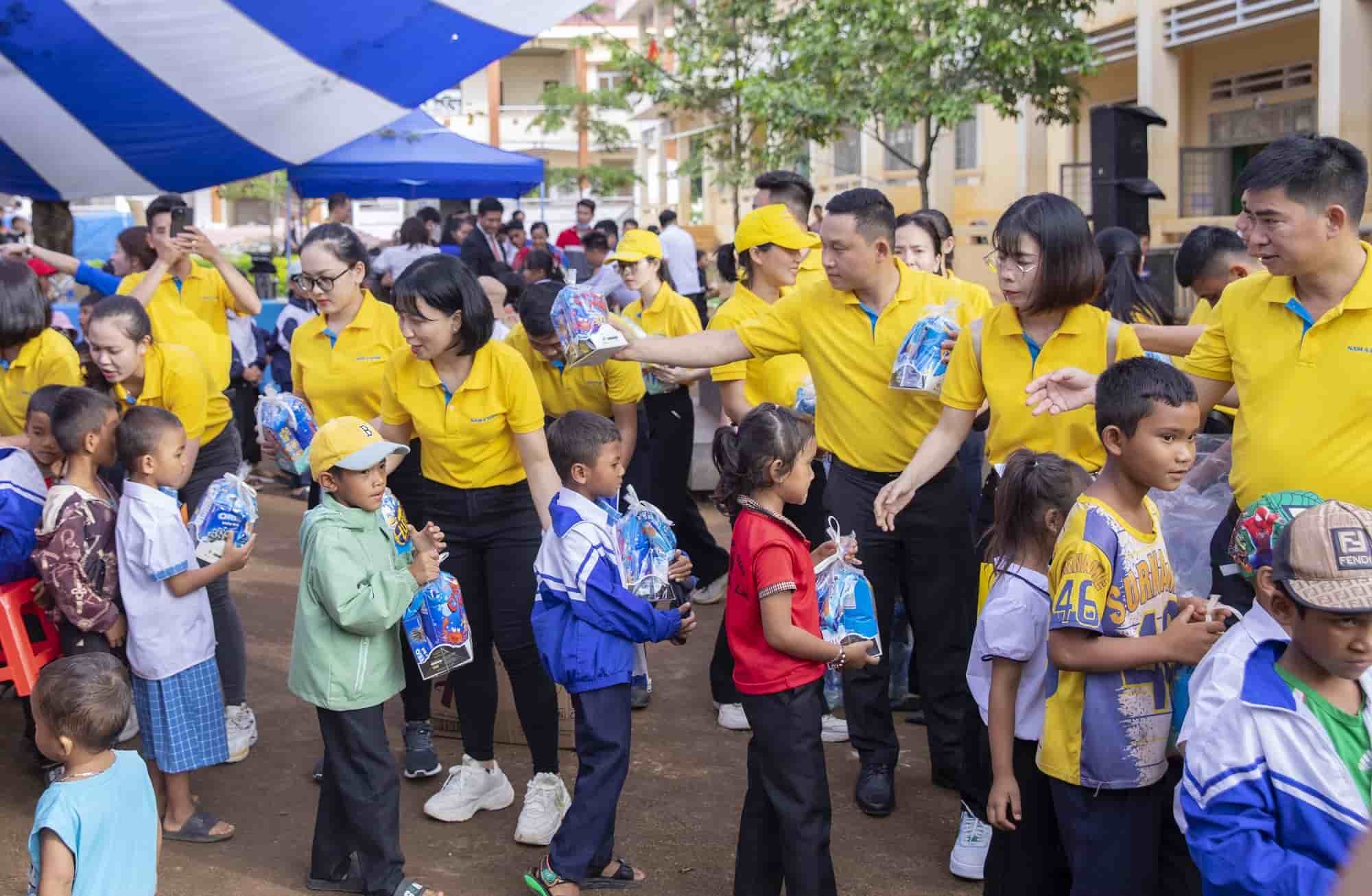 Những em nhỏ có hoàn cảnh khó khăn trên địa bàn tỉnh Đắk Lắk vui phấn khởi nhận quà Trung thu. Ảnh: Nguyễn Vinh