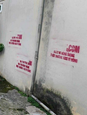 Các bức tường bị phun sơn quảng cáo trang web bẩn tại TP. Thái Nguyên. Ảnh: Minh Hạnh 