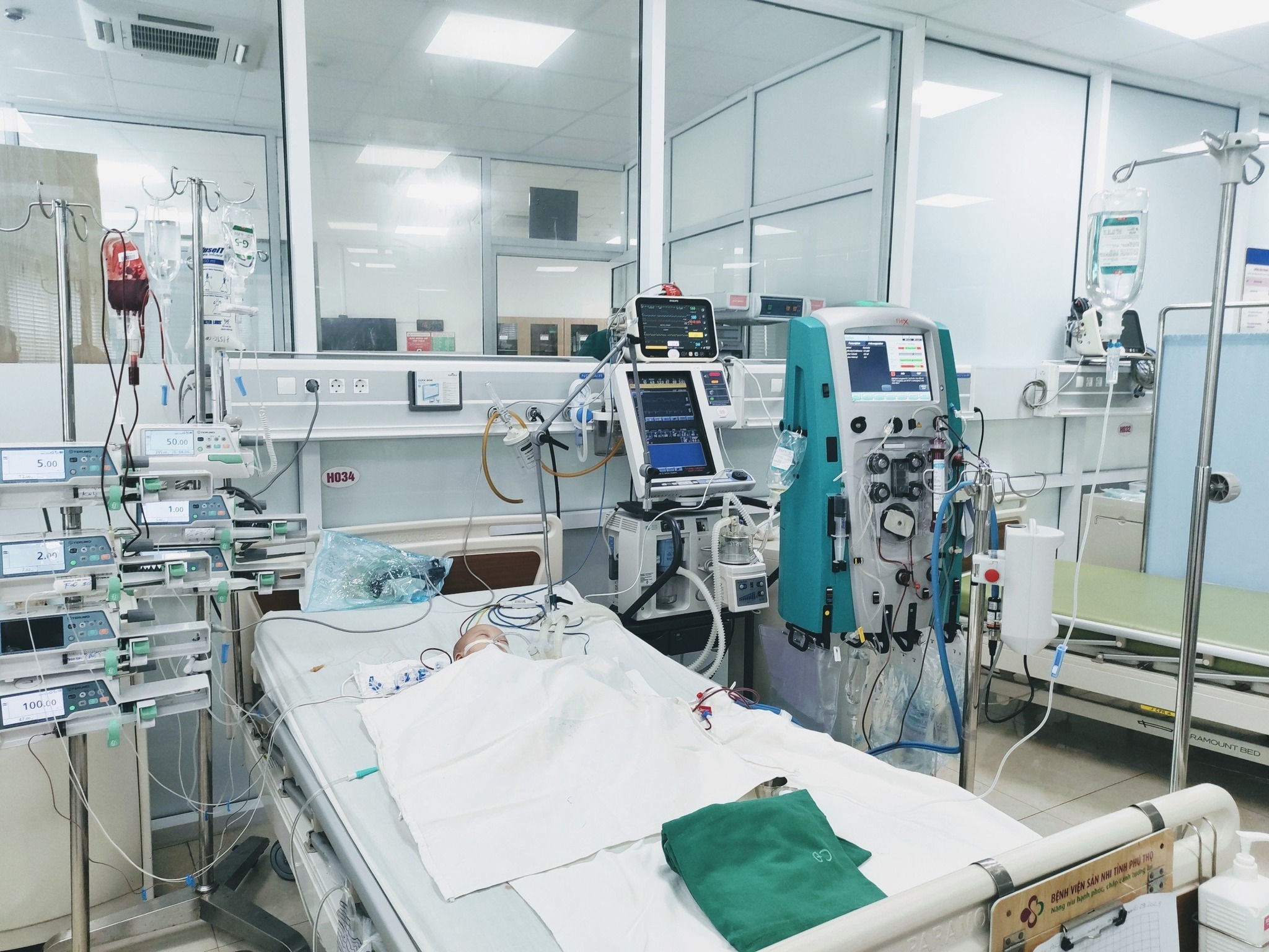 Bé Đ được lọc máu liên tục cấp cứu. Ảnh: Bệnh viện cung cấp