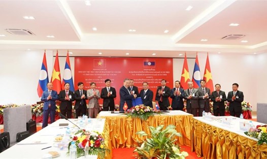 Bộ trưởng Tô Lâm và Phó Thủ tướng, Bộ trưởng Bộ Công an Lào ký Kế hoạch hợp tác năm 2024. Ảnh: Bộ Công an